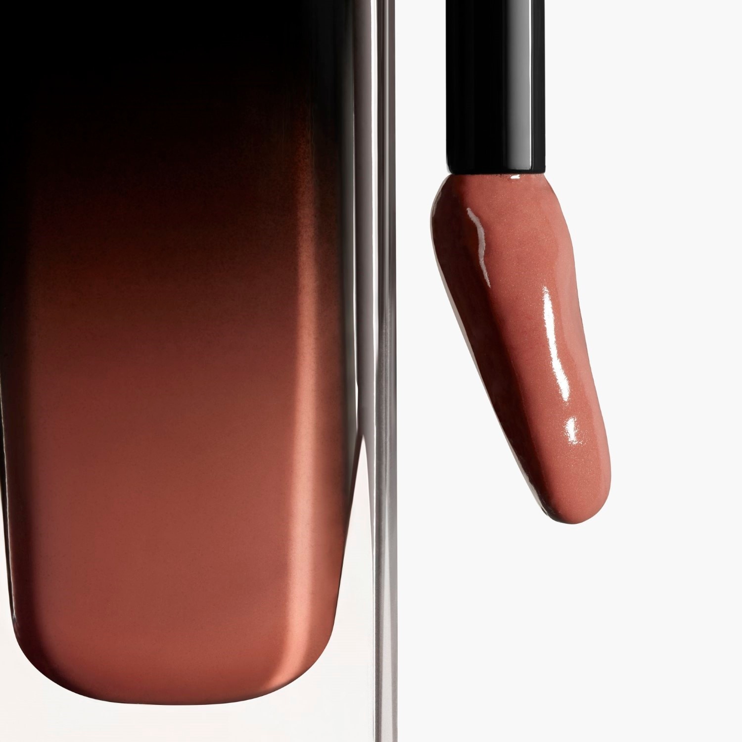 LA BARRA DE LABIOS LÍQUIDA BRILLANTE DE LARGA DURACIÓN